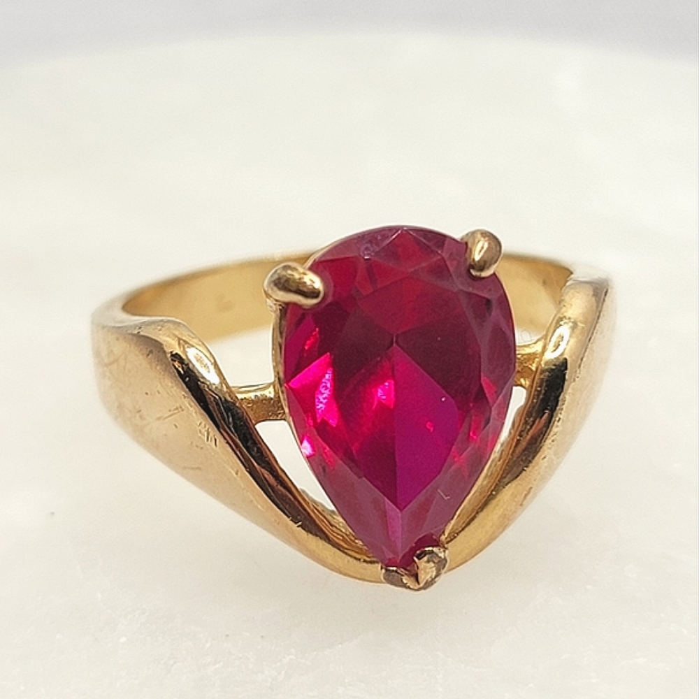 Vintage Teardrop Ruby Simulated Stone Cocktail Ring Gold Tone